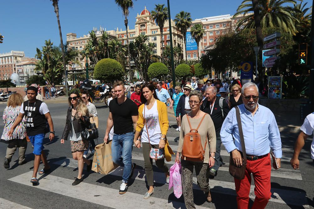 Los turistas, llegados en tres cruceros, visitan la ciudad en plena Semana Santa
