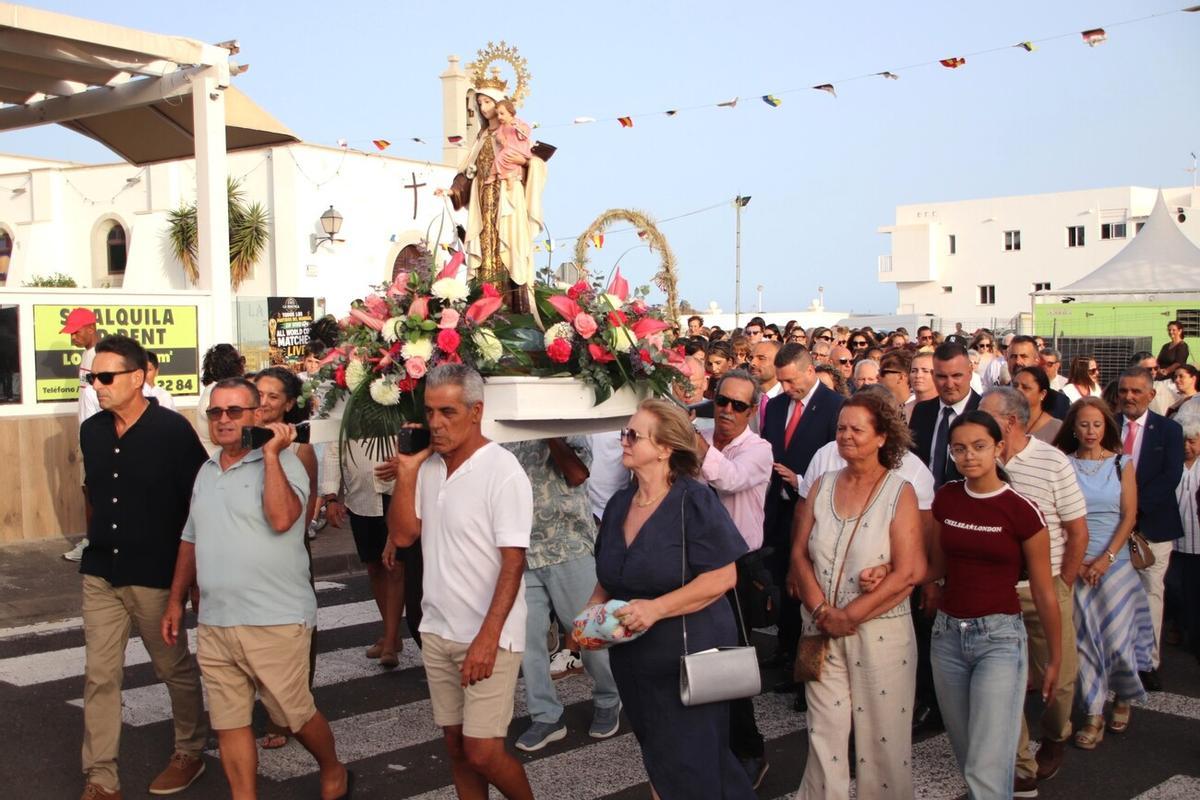 Procesión terrestre de la Virgen del Carmen en Playa Blanca (Yaiza), en Lanzarote