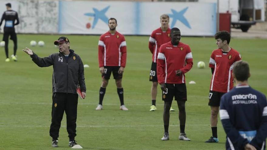 Fernando Vázquez da instrucciones a sus jugadores en el entrenamiento del jueves.