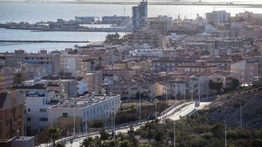 Panorámica de Santa Pola y vista de sus edificios de viviendas.