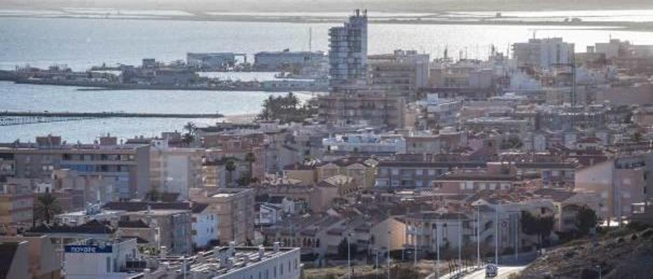 Panorámica de Santa Pola y vista de sus edificios de viviendas.