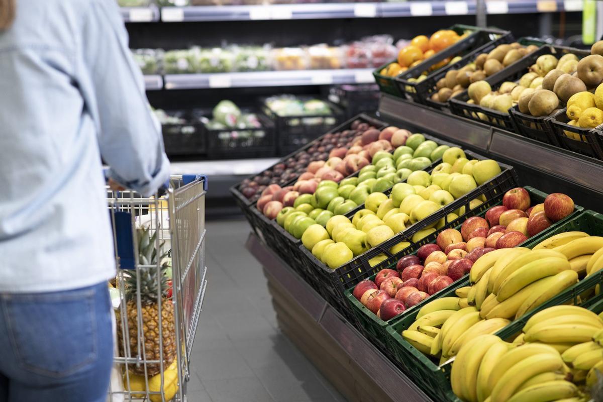 Carro De Compras Con La Fruta En Supermercado Imagen de archivo