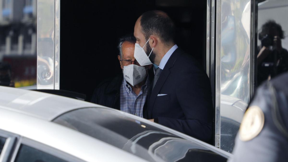 Alfonso Grau abandona su vivienda en presencia de un agente de la UCO de la Guardia Civil, tras el registro de su vivienda el 13 de mayo de 2021.