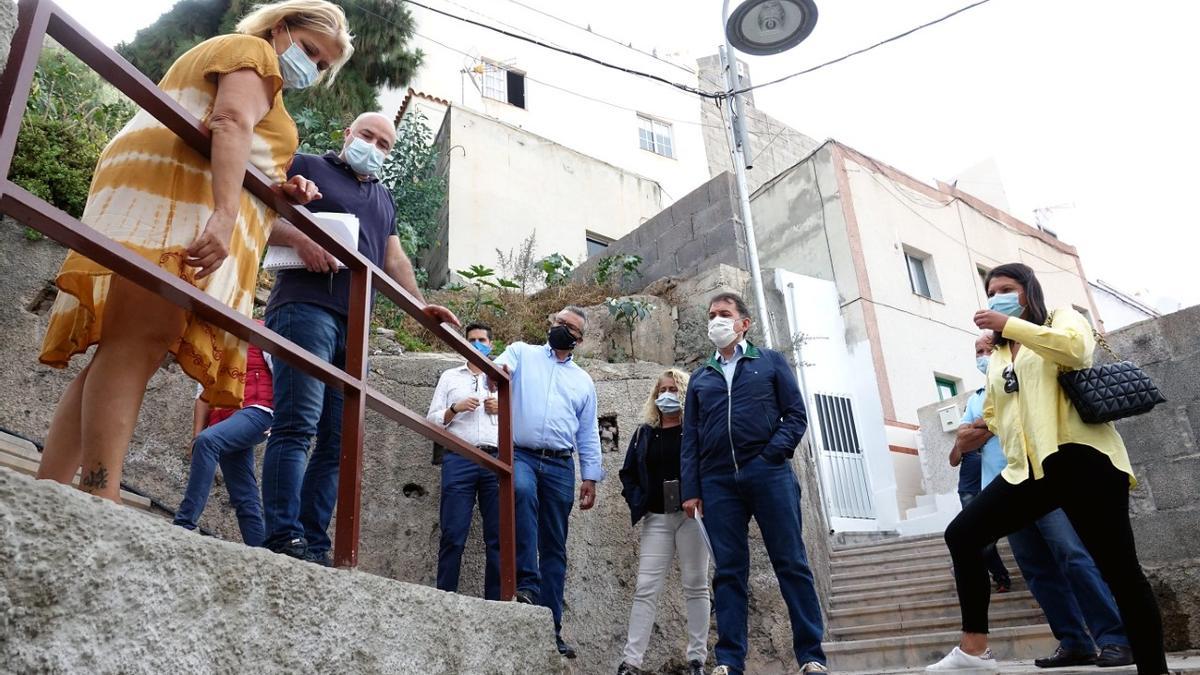 Visita realizada por el alcalde a San Andrés, un día antes de la caída de cascotes en el viejo puente.