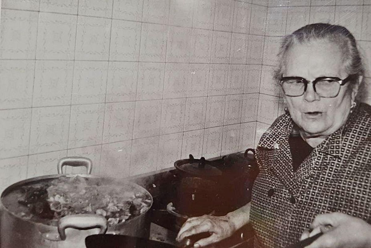 La matriarca, Victorina González, en la cocina del restaurante.