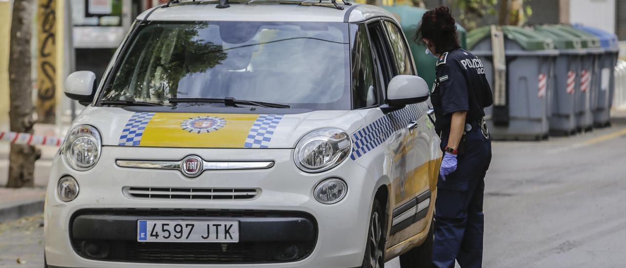 Efectivos de la policía local en Cáceres.