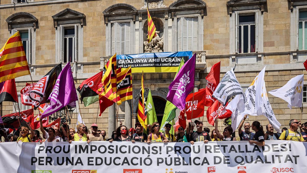 Capçalera de la manifestació de docents a la plaça Sant Jaume