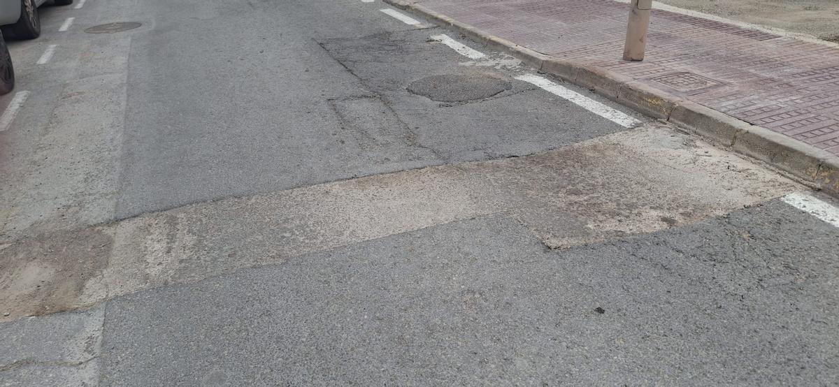 La carretera con numerosos desperfectos