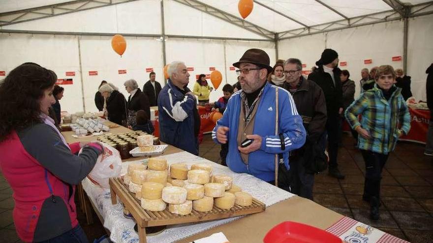 Ambiente en una pasada edición del Certamen del queso de los Beyos en San Xuan de Beleño.