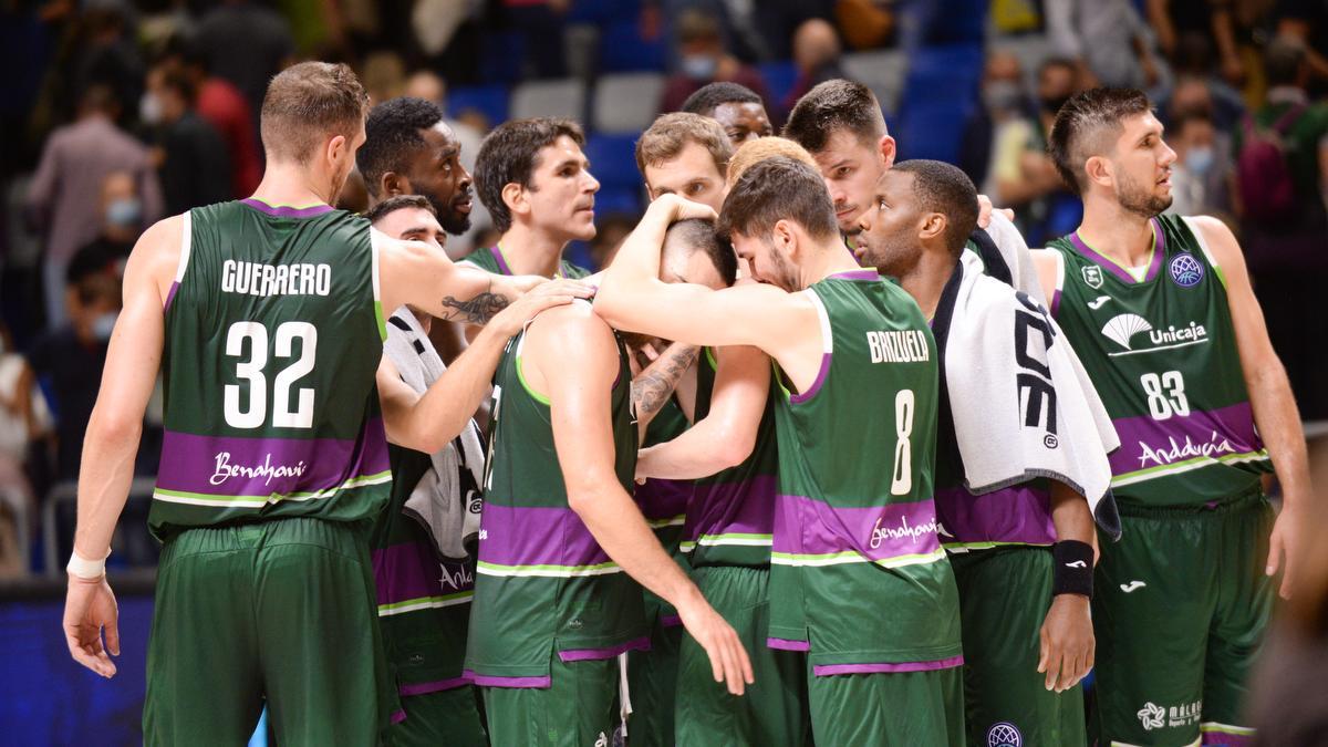 Los jugadores cajistas, tras el Unicaja-Dijon.