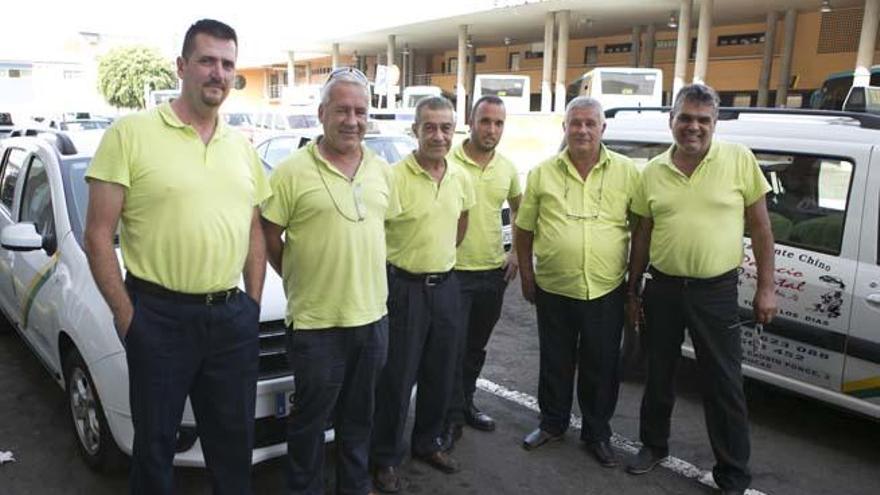 Los taxistas de Arucas se visten de verde pistacho en su nuevo uniforme -  La Provincia