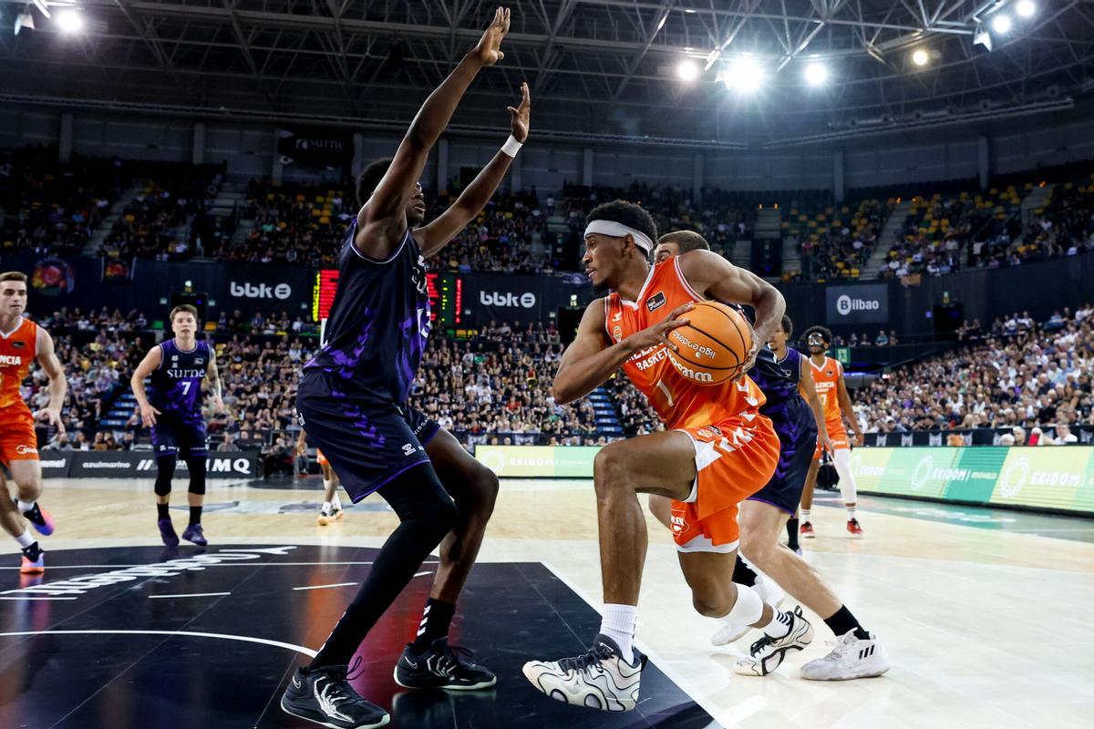 BILBAO, 05/06/2026.- El pívot maliense del Surne Bilbao Bassala Bagayoko (i) defiende al escolta estadounidense del Valencia Basket Kameron Taylor(d), en el segundo partido del playoff de cuartos de final de la Liga Endesa de baloncesto, este viernes en el Bibao Arena. EFE/ Miguel Tona