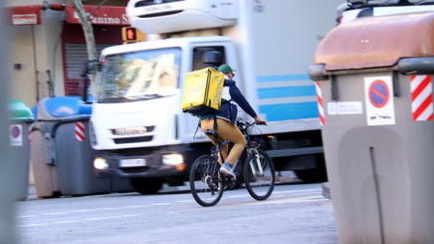 Un rider de Glovo travessant el carrer Aribau de Barcelona