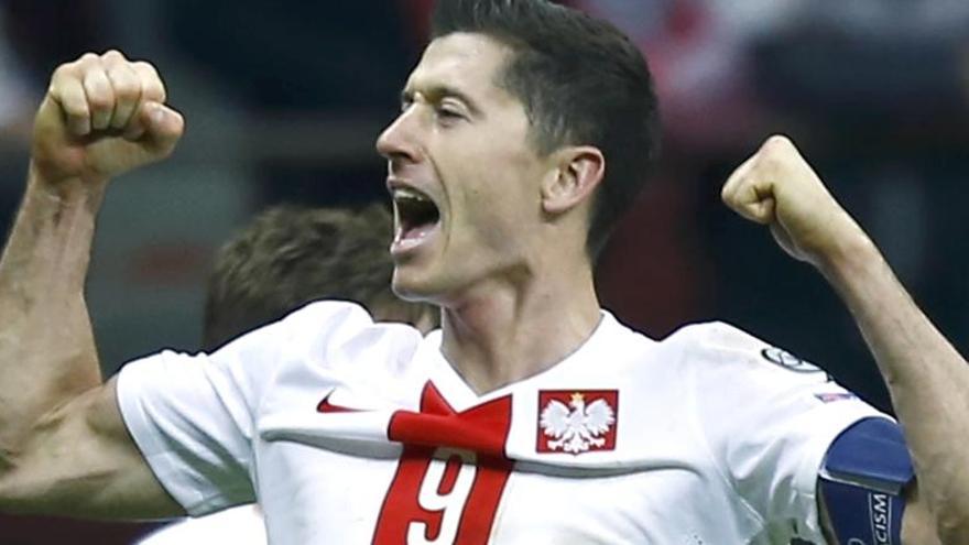 Lewandowski celebra su gol a Irlanda.