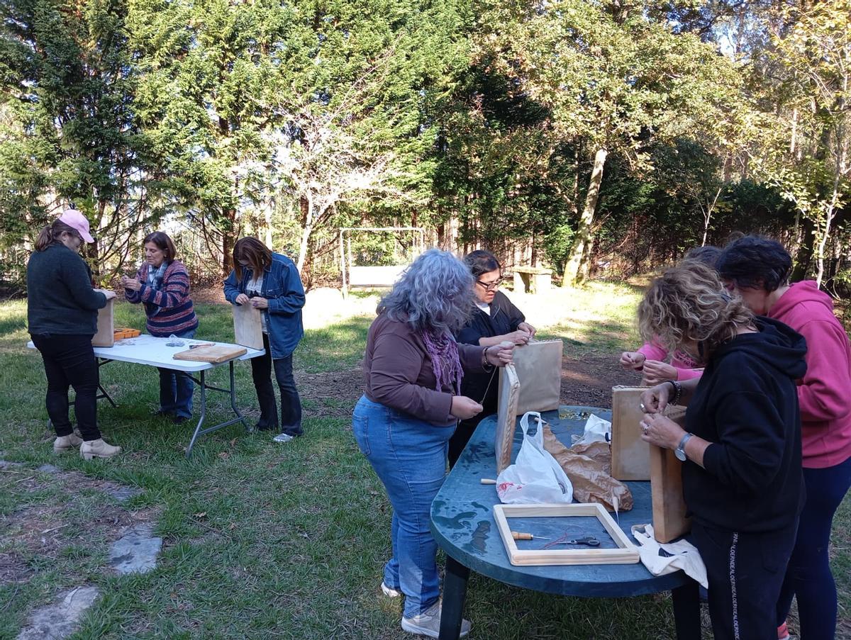 Un momento de la elaboración de los pandeiros.