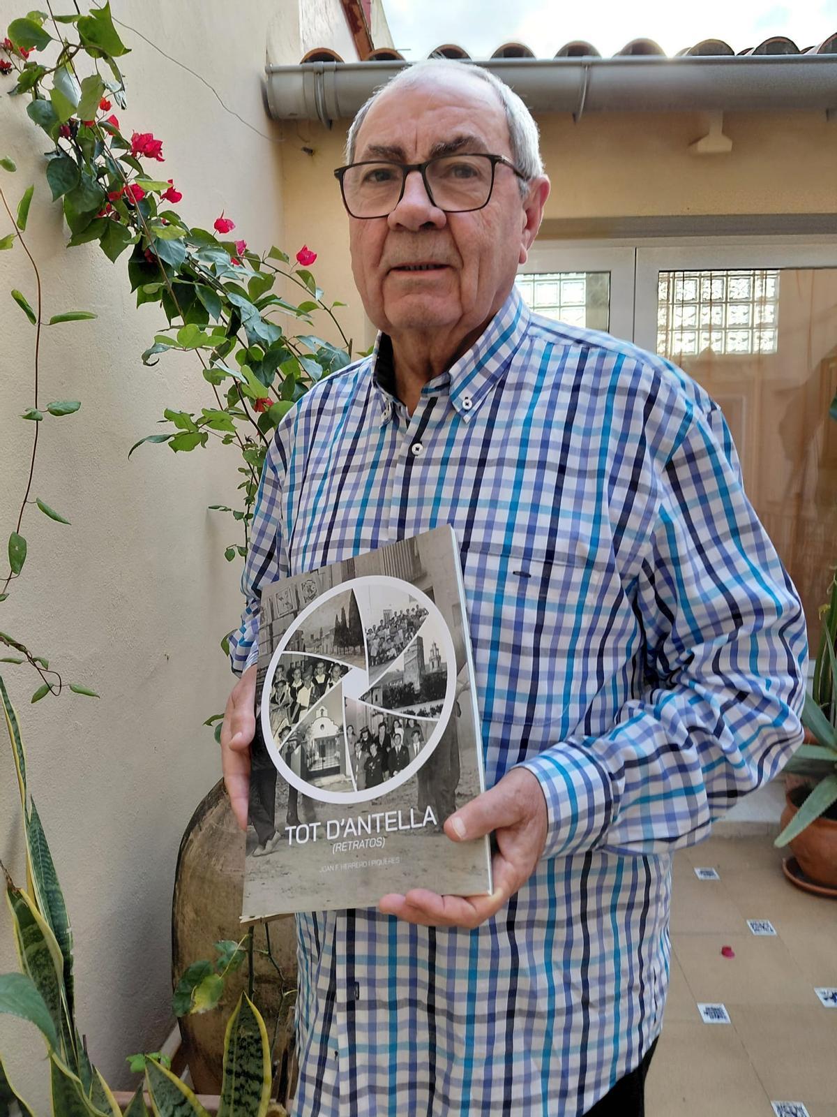 Joan Francesc Herrero, amb un exemplar del seu nou llibre.