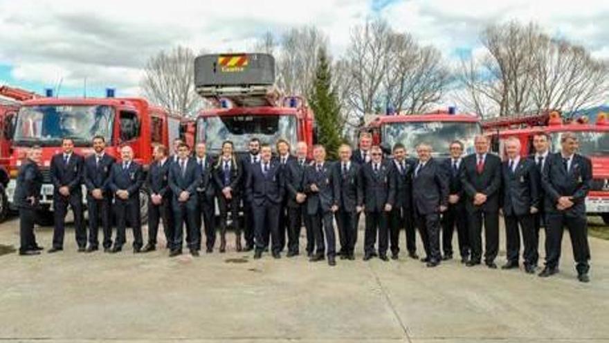 Els agents del cos de bombers, formant en foto de família