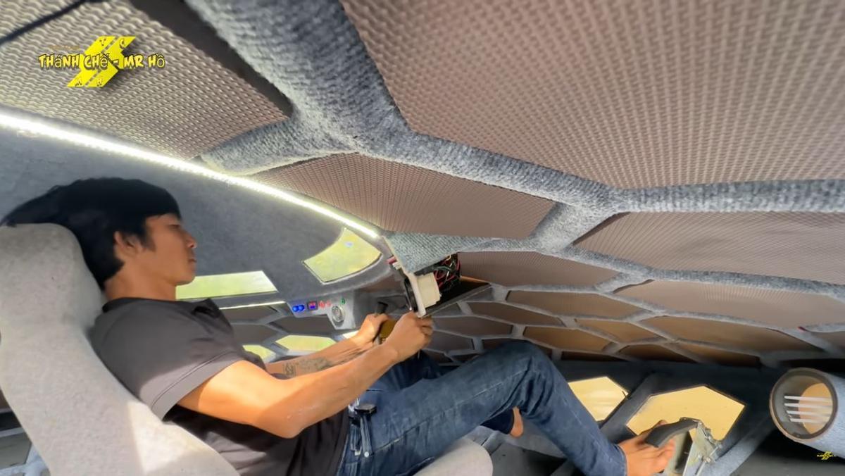 El inventor, en el interior de su barco con forma de ovni