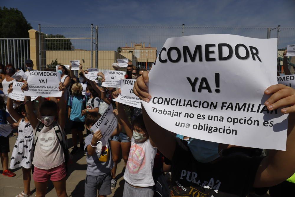 Las familias protestaron montando su propio comedor móvil en plena calle, reivindicando así su situación y exigiendo soluciones urgentes a las administraciones pertinentes.