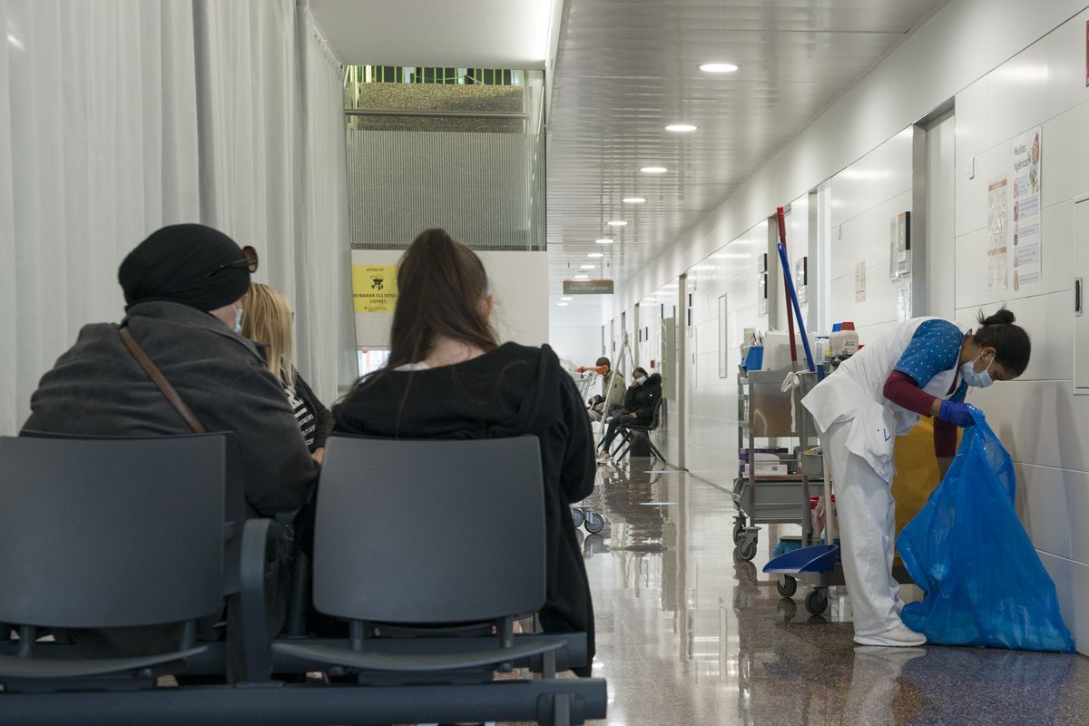 Varias pacientes esperan en una sala de espera en Figueres, Girona (Cataluña).