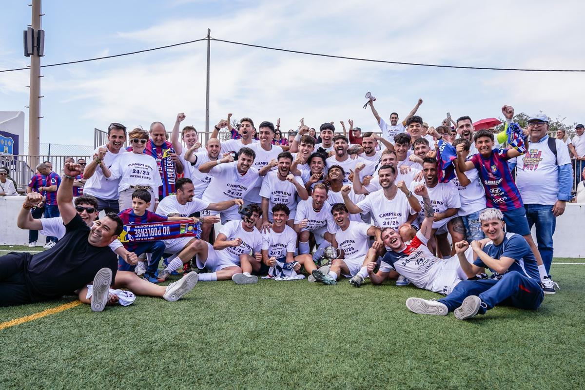El Poblense celebra el ascenso en Formentera.