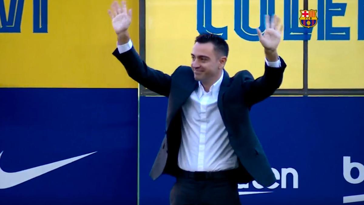 ¡Xavi, ovacionado y emocionado tras pisar el Camp Nou!