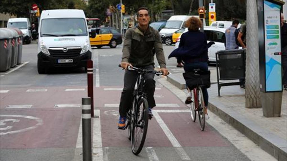 Carril bici de doble sentido, en Barcelona.