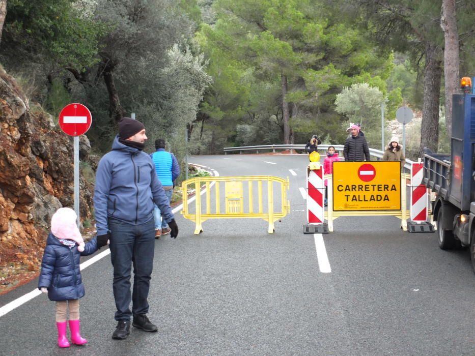 Schnee im Mallorca-Gebirge verursacht Staus