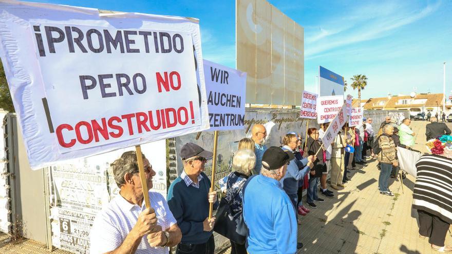 Manifestación en el Centro de Coordinación de Emergencias de Orihuela Costa en 2018