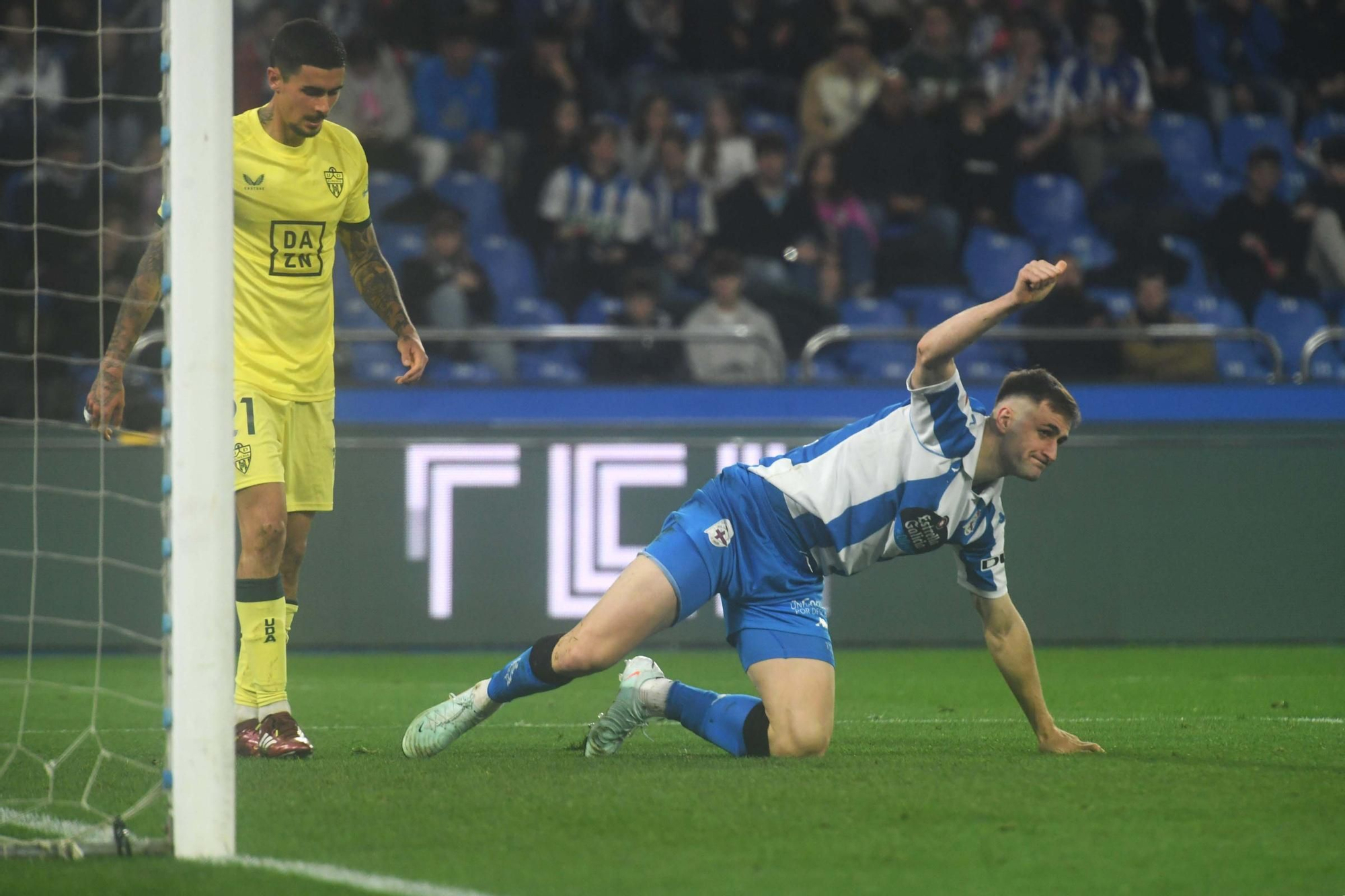 El Deportivo doblega al Almería en Riazor (3-1)