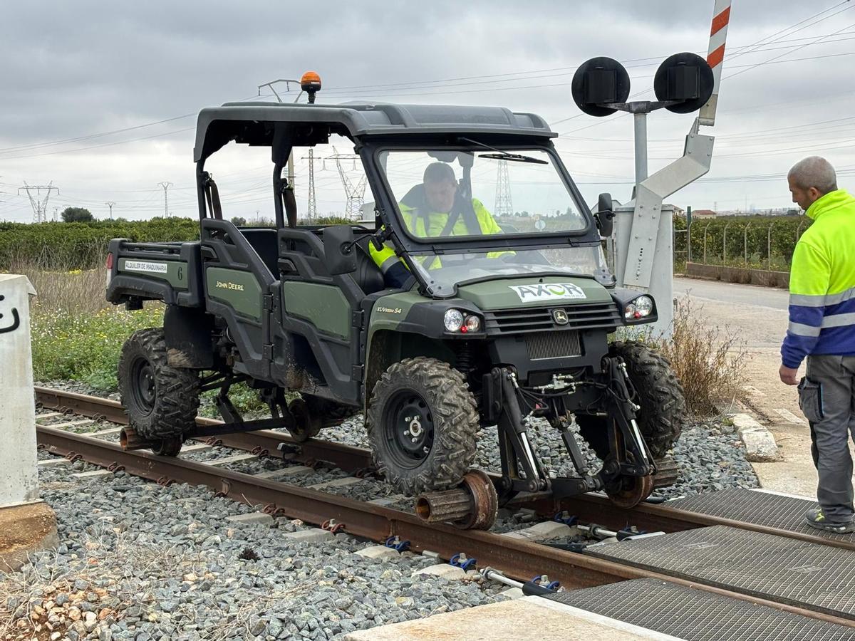 Vehículo bimodal que permite reforzar la vigilancia en el tramo de vía afectado por la dana.