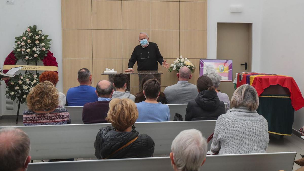 Pere Beneyto, de CCOO, pronuncia unas palabras durante el funeral del histórico sindicalista. | FRANCISCO CALABUIG