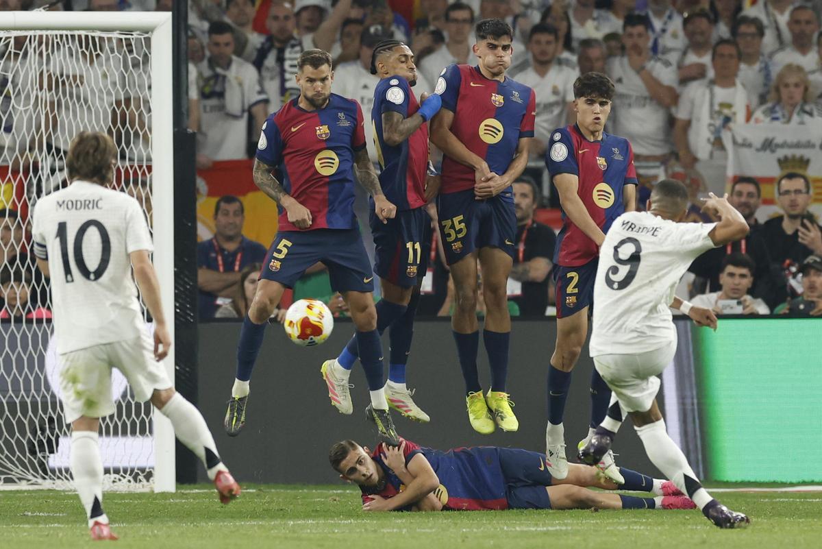 Mbappé marca de falta al Barça en la final de Copa.