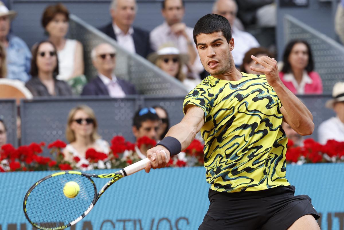 MADRID, 07/05/2023.- El tenista español Carlos Alcaraz devuelve la bola al alemán Jan-Lennard Struff durante la Final ATP individuales en el estadio Manolo Santana del Mutua Madrid Open, este domingo. EFE/ Chema Moya