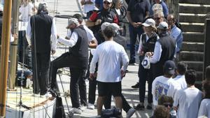 Joan Carles I arriba al port de Sanxenxo acompanyat de la infanta Elena