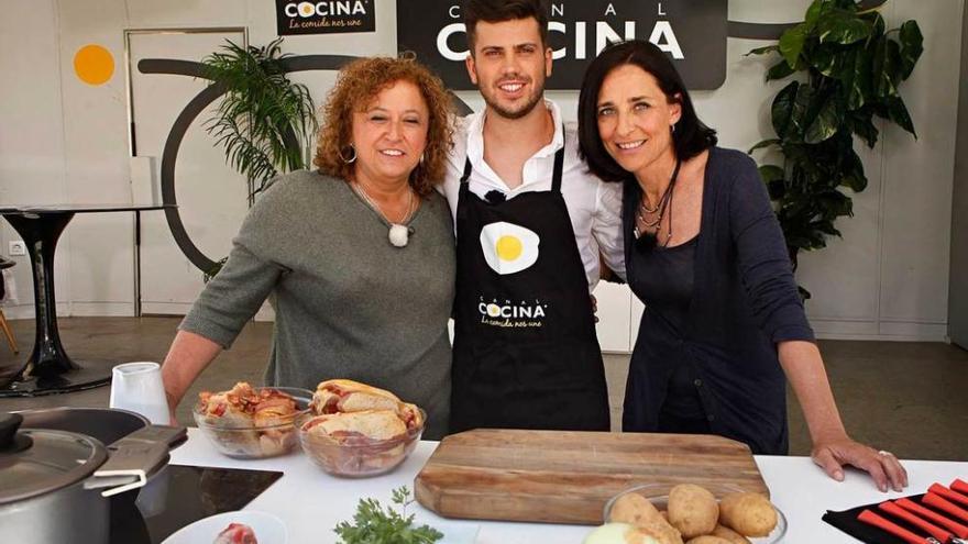 Por la izquierda, Viviana Fleischer, José Luis Guardado y Begoña Tormo, en la cocina televisiva que se instaló en la plaza del Seis de Agosto.