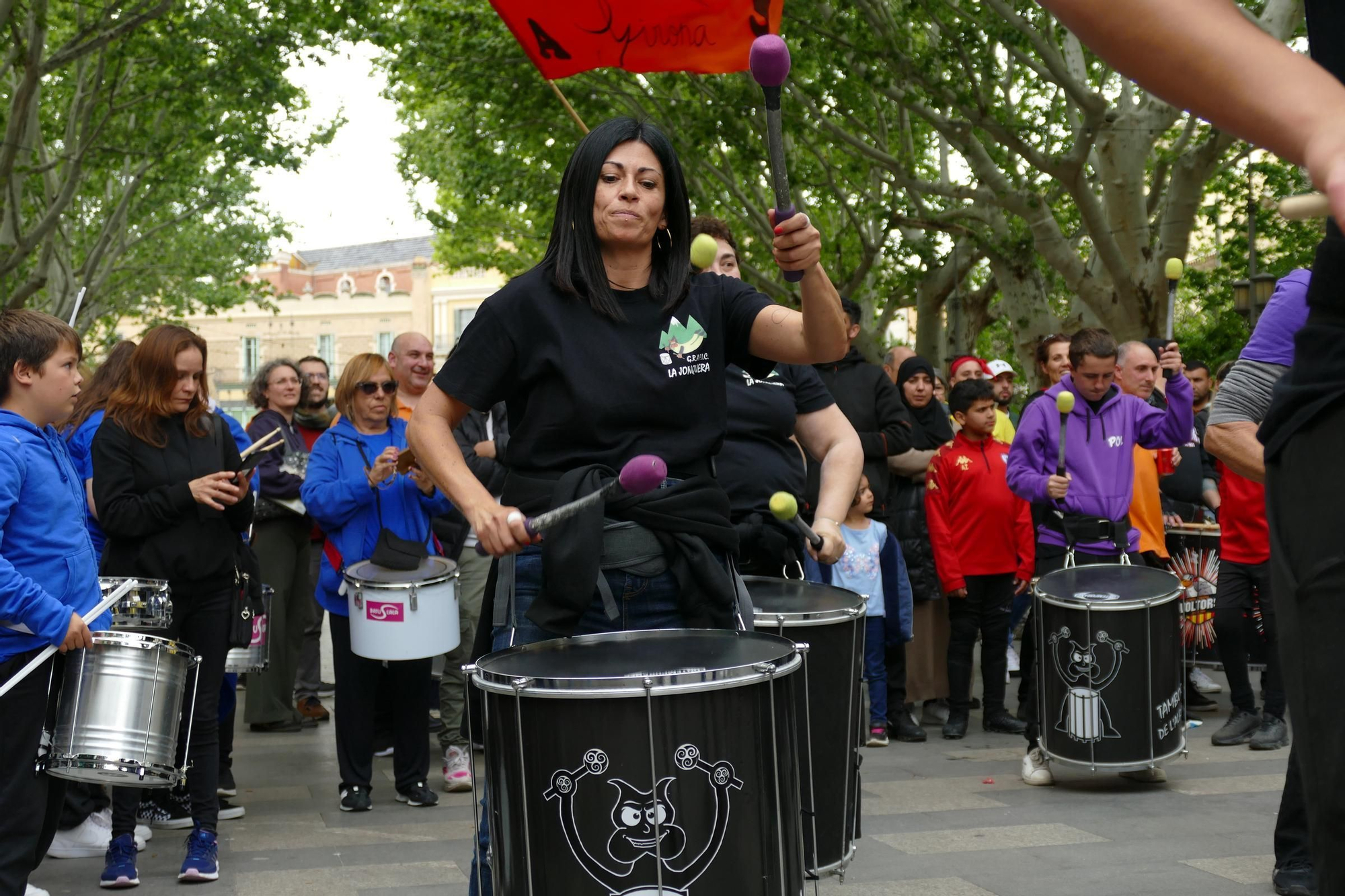 Figueres ressona amb una gran batucada de Santa Creu