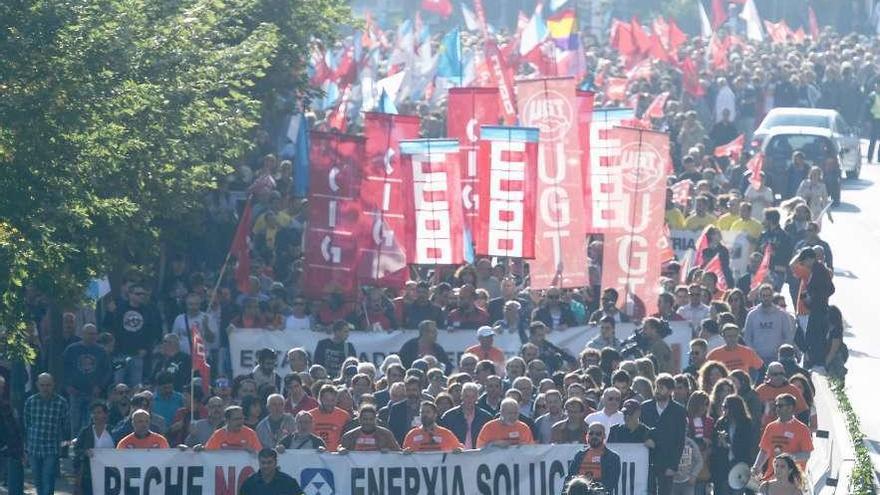 Miles de personas en la manifestación contra el cierre de Alcoa, ayer, en A Coruña. // Carlos Pardellas
