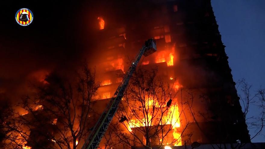 Impactantes imágenes de los bomberos luchando contra el fuego