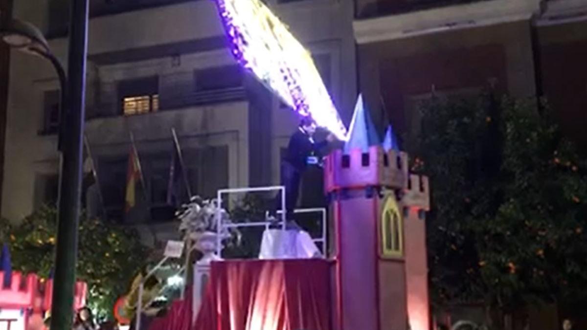 Una carroza de los Reyes Magos de Badajoz se topa con la iluminación navideña