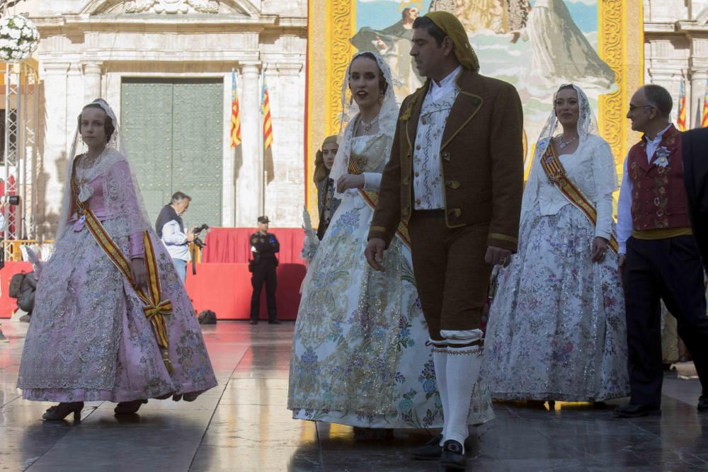 Desfile de las falleras mayores de las diferentes comisiones durante la procesión general de la Mare de Déu dels Desemparats.