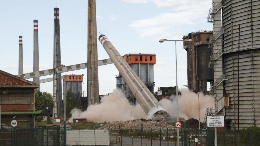 Voladura de la primera chimenea de las baterías de coque para liberar espacio en lo que será la futura área industrial. | Ricardo Solís