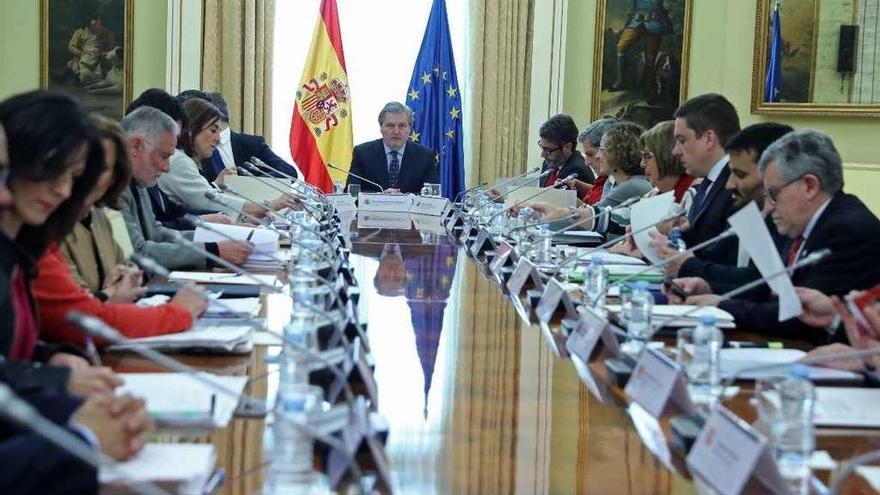 Reunión de la mesa sectorial de Educación, con el ministro y los consejeros del ramo. // Efe / Zipi