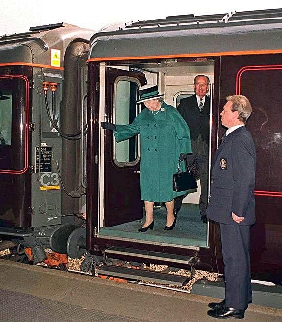 A raíña Isabel II descendendo do tren real británico.