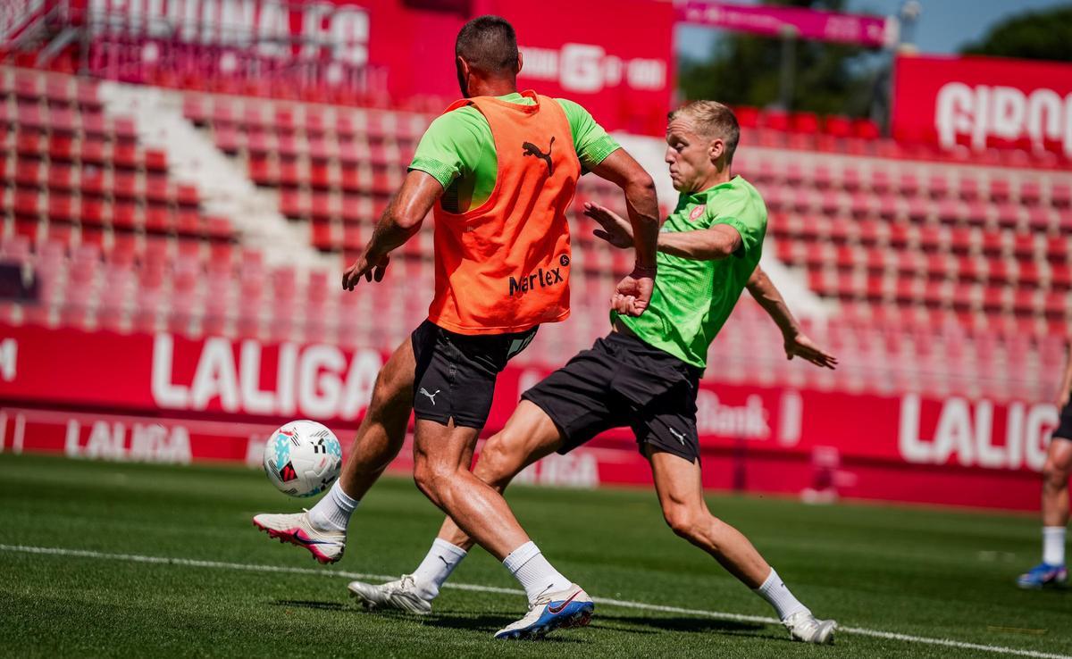 Van de Beek y David López disputan un balón.