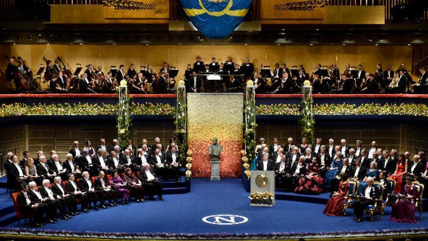 Escenario de los Nobel. A la izquierda, en la primera fila, los galardonados; a la derecha, los reyes de Suecia, los príncipes herederos y otros invitados.