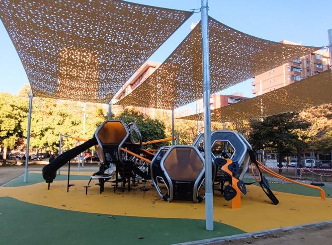 Barcelona empieza a repavimentar la plaza de la Palmera tras renovar el área de juegos