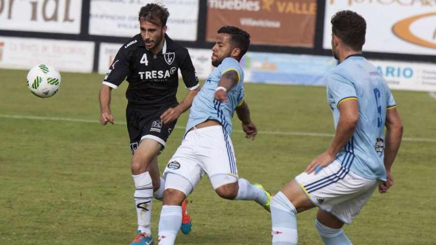 Gus Ledes se dispone a golpear un balón en un lance del partido de ayer. // Fernando Rodríguez