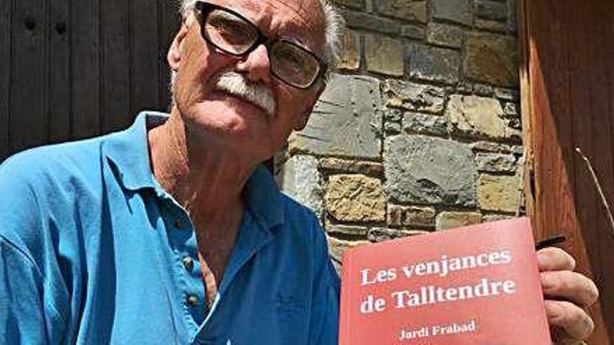 El veí de Bellver i autor de «Les venjances de Talltendre», Jordi Frabad, amb el seu llibre