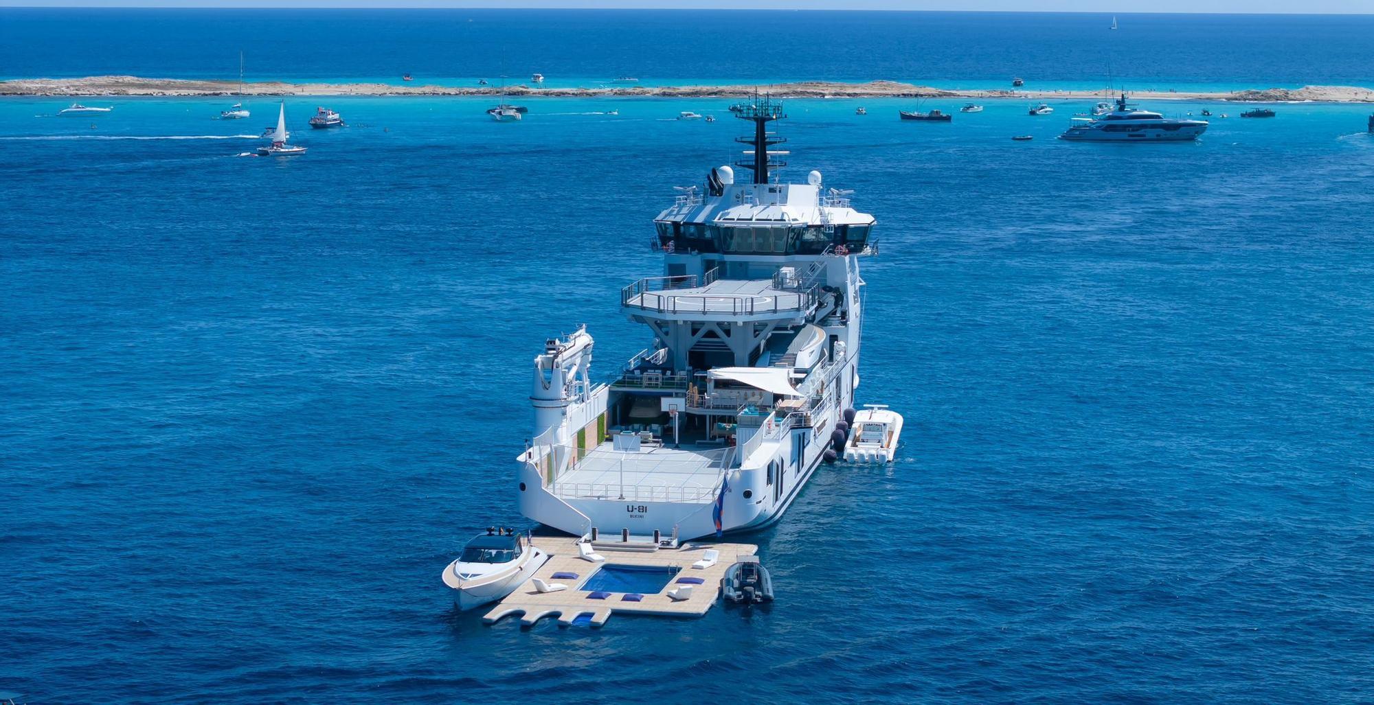 El yate U-81 fondeado en Formentera